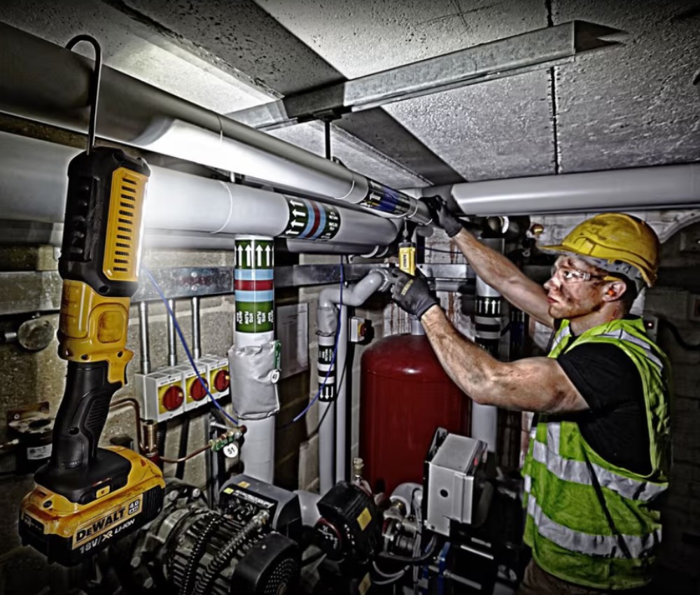 ไฟฉาย DEWALT DCL050N-KR 20V. (ตัวเปล่า)