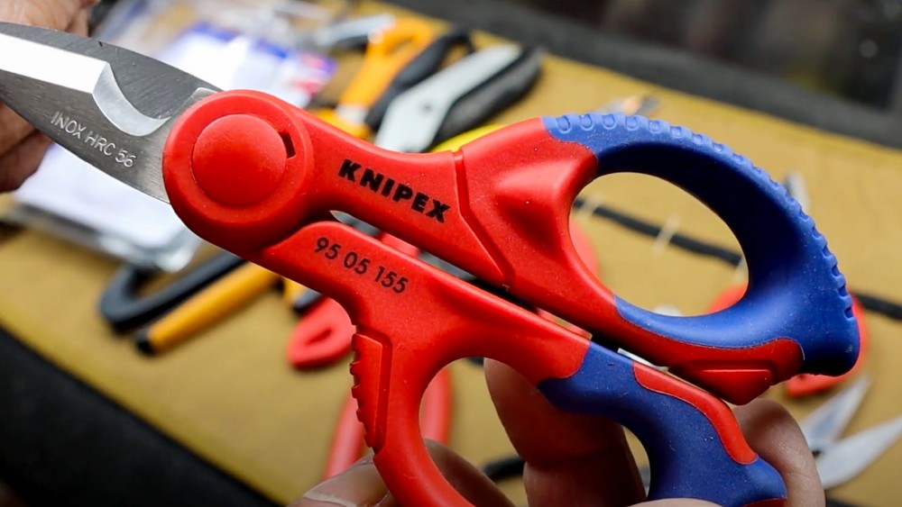 รู้ไหมว่า จุดหมุนของ กรรไกร คือตัวกำหนดความแม่นยำและแรงตัด รู้ไหมว่า จุดหมุนของ กรรไกร คือตัวกำหนดความแม่นยำและแรงตัด