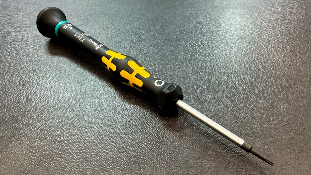 ไขควง ขนาดเล็ก ในชุดซ่อมโทรศัพท์ ทำไมถึงต้องละเอียดกว่าที่คิด ไขควง ขนาดเล็ก ในชุดซ่อมโทรศัพท์ ทำไมถึงต้องละเอียดกว่าที่คิด