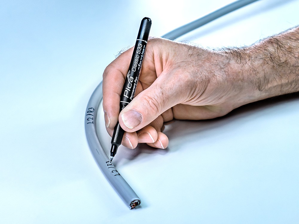 ปากกาเคมีเขียนงาน หัวกลมเล็ก PICA Classic 533 สีดำ Permanent Pen