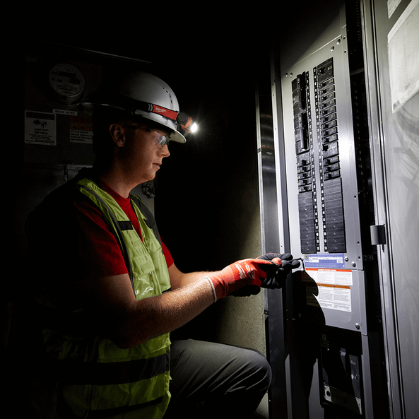 ไฟฉายแอลอีดี คาดหน้าผาก Milwaukee L4HL2-301 ใช้แบตลิเธียม