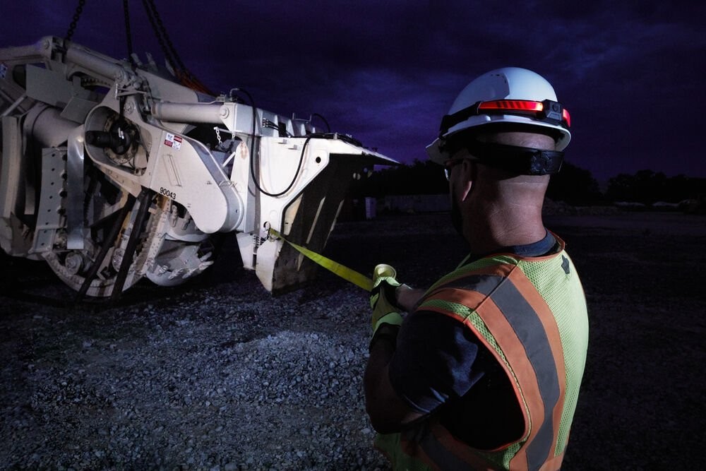 ไฟฉายแอลอีดี แบบรัดติดหน้าผาก Milwaukee L4 HLVIS-301
