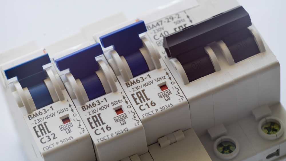 ทำไมไฟลัดวงจรที่วงจรย่อย แต่เมนเบรกเกอร์กลับตัดไปด้วย รู้จัก Selectivity ของระบบไฟฟ้า ทำไมไฟลัดวงจรที่วงจรย่อย แต่เมนเบรกเกอร์กลับตัดไปด้วย รู้จัก Selectivity ของระบบไฟฟ้า